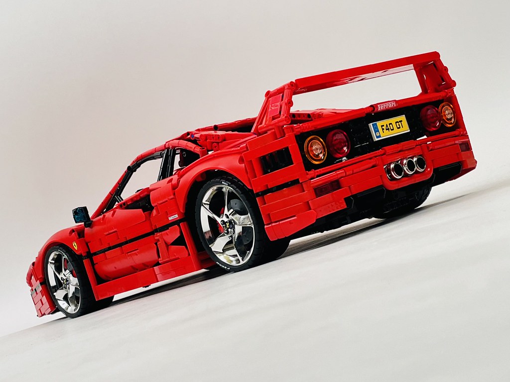 Ferrari 42143 Ferrari F40 1:8 - MOC 140629 - Loxlego